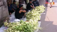 Sambut Lebaran, Penjual Kulit Ketupat Bermunculan di Tanah Abang