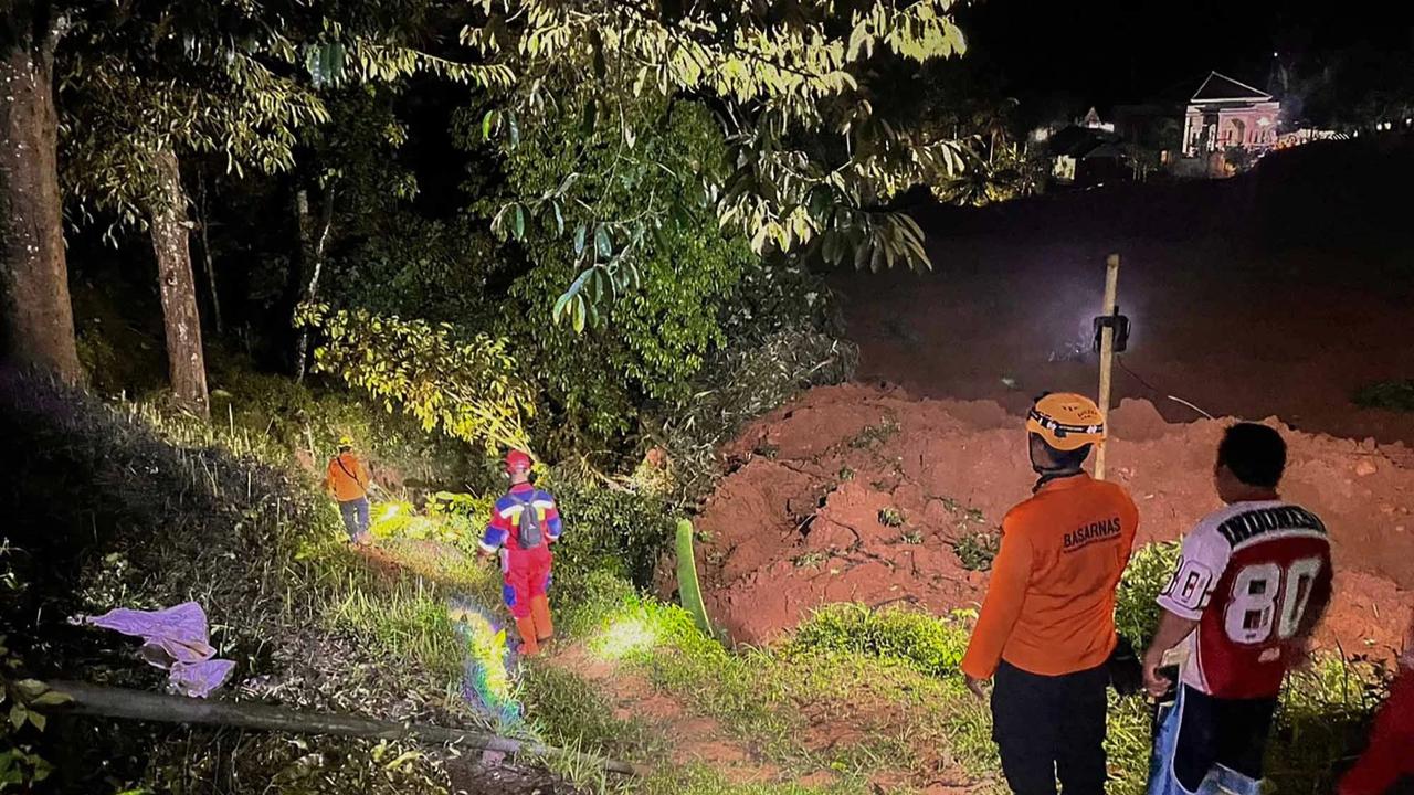FOTO: Duka di Majenang, Longsor Telan Dua Nyawa & 21 Warga Masih Hilang