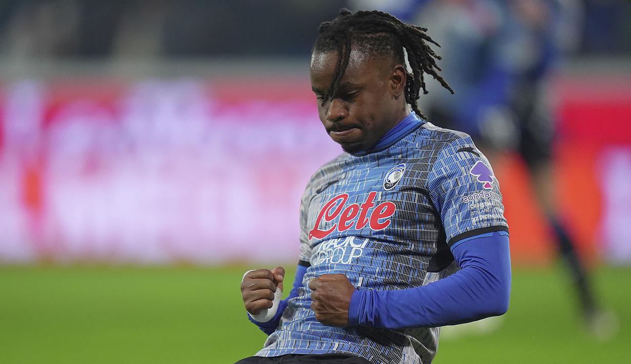 Pemain Atalanta, Ademola Lookman mengenakan jersey spesial Natal saat merayakan golnya ke gawang Empoli pada laga lanjutan Liga Italia 2024/2025 di Gewiss Stadium, Bergamo, Italia, Minggu (22/12/2024) waktu setempat. (AP Photo/LaPresse/Spada)