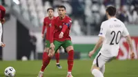 Isyarat Cristiano Ronaldo Portugal selama pertandingan sepak bola kualifikasi grup A Piala Dunia 2022 antara Portugal dan Azerbaijan di Stadion Juventus di Turin, Italia, Rabu, 24 Maret 2021. (Fabio Ferrari / LaPresse via AP)