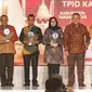 Penghargaan tersebut diberikan langsung oleh Menteri Koordinator Perekonomian Airlangga Hartanto kepada Bupati Banyuwangi Ipuk Fiestiandani, Surabaya (14/9)/Istimewa.