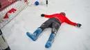 Seorang pemain terkapar kelelahan saat pertandingan persahabatan antara wartawan dan mahasiswa asing di lapangan bersalju di Nizhny Novgorod, Rusia, Minggu (21/1). (AFP PHOTO/Mladen ANTONOV)