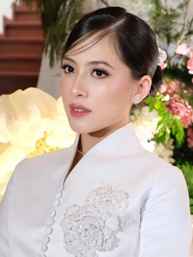 Makeup flawless glam Zara Adhisty di hari pernikahan. [@anandachrstie]