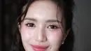 Mata Beby Tsabina dipulas dengan coral nude dan lipstik pink yang cerah dan glossy [@bebytsabina]