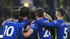 Pemain Chelsea Romelu Lukaku (tengah) merayakan bersama rekan satu timnya usai mencetak gol ke gawang Brighton pada pertandingan sepak bola Liga Inggris di Stadion Stamford Bridge, London, Inggris, 29 Desember 2021. Pertandingan berakhir 1-1. (AP Photo/Alastair Grant)