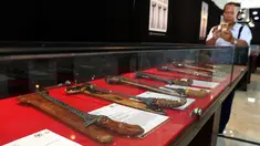 Deretan koleksi keris saat Pameran Keris Madura di Gedung Nusantara, Kompleks Parlemen Senayan, Jakarta, Kamis (21/3/2019). Perhelatan pameran ratusan keris itu untuk mengajak masyarakat mencintai seni dan budaya nusantara. (Liputan6.com/Johan Tallo)