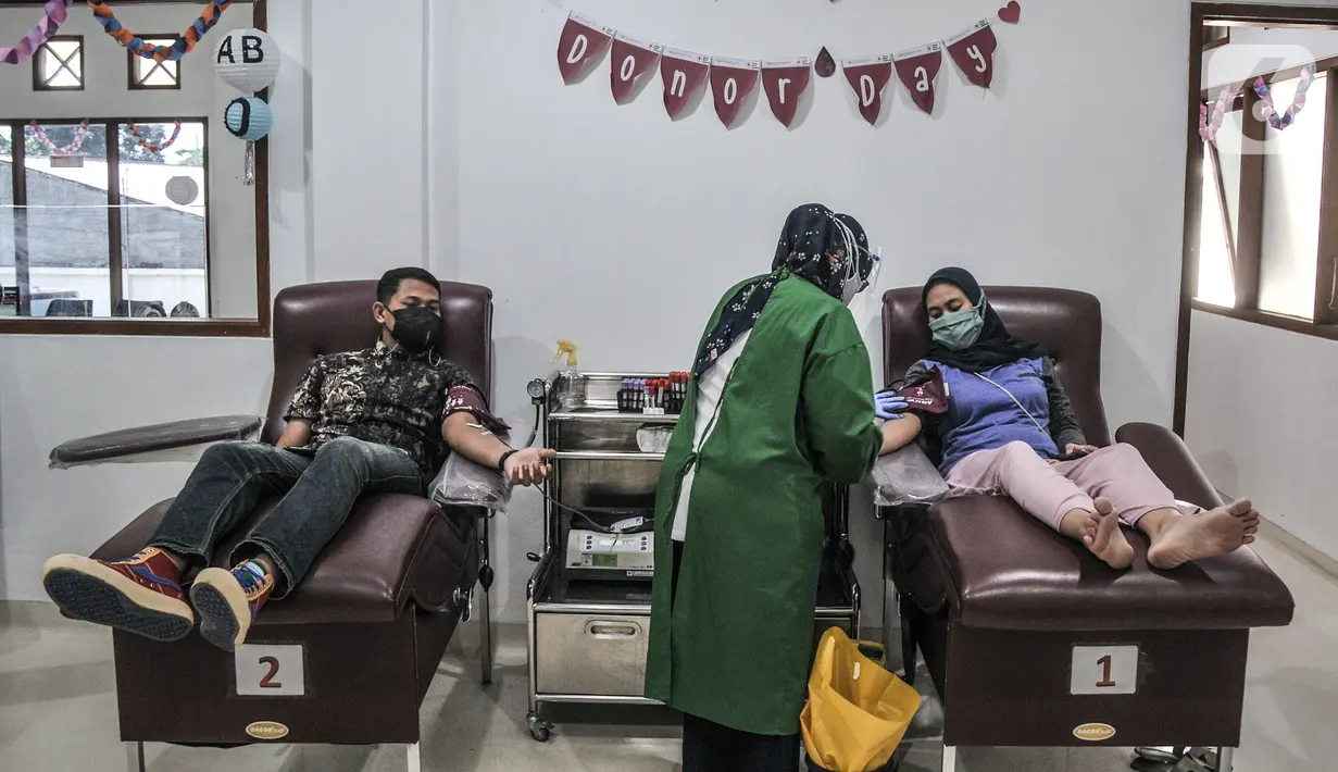 Warga melakukan donor darah di Kantor PMI Jakarta Timur, Rabu (28/7/2021). Tiap harinya, PMI Jakarta Timur melayani 20-30 pendonor darah meski jumlah menurun akibat pandemi COVID-19 ditambah keterbatasan akses warga saat PPKM. (merdeka.com/Iqbal S. Nugroho)