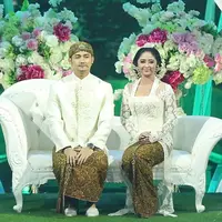 Duduk dipelaminan bertabur dekorasi bunga, Dewi Perssik dan Angga Wijaya gelar resepsi pernikahan. (Bambang E.Ros/Bintang.com)