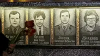 Foto korban tewas yang terpasang di monumen peringatan bencana nuklir Chernobyl, di kota Slavutych, Ukraina, Selasa (26/4). Ledakan di Chernobyl pada 26 April 1986 menewaskan lebih dari 30 jiwa & ribuan orang Ukraina cacat permanen (REUTERS/Gleb Garanich)