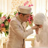 Setelah resmi menjadi suami istri, Ben Kasyafani baru berani memegang tangan istrinya, Nesyana Ayu Nabila alias Ines. Hal itu dijalankan berdasarkan syariat Islam. (Adrian Putra/Bintang.com)