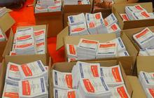 FOTO: Intip Kesibukan KPUD Tangerang Selatan Mulai Melipat Kertas Suara Pemilu 2024 di Gudang Logistik