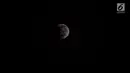 Gerhana bulan parsial (penumbra) tampak di langit kota Semarang, Jawa Tengah, Selasa (8/8). Fase Gerhana Bulan Sebagian dari muncul hingga gerhana berakhir diperkirakan dimulai pukul 22.48 WIB dan berakhir 03.52 WIB. (Liputan6.com/Gholib)