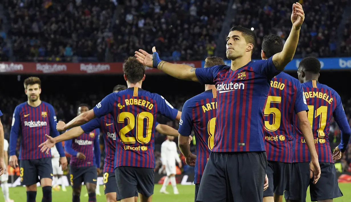 Striker Barcelona, Luis Suarez, merayakan gol yang dicetaknya ke gawang Real Madrid pada laga La Liga Spanyol di Stadion Camp Nou, Barcelona, Minggu (28/10). Barcelona menang 5-1 atas Madrid. (AFP/Lluis Gene)
