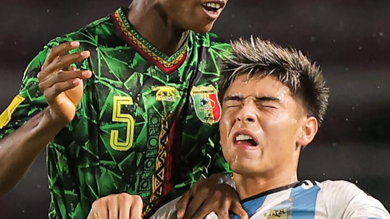 Kedua tim menurunkan pemain terbaiknya pada pertandingan yang berlangsung di hadapan 10.901 penonton. Top skor tim Tango Ruberto Agustin dan mesin gol masa depan The Eagles, Mamadou Doumbia jadi starter pada laga itu.<br>