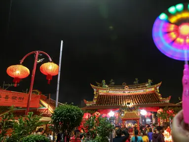 Suasana Vihara Boen Tek Bio pada perayaan malam Tahun Baru Imlek 2571 di Tangerang, Jumat (24/1/2020). Boen Tek Bio merupakan kelenteng tertua di Kota Tangerang yang dibangun sekitar tahun 1684. (Liputan6.com/Fery Pradolo)