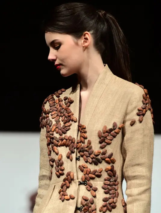 Seorang model mengenakan busana dan aksesoris kepala berbahan cokelat pada festival cokelat "Salon du Chocolat" di Ibu Kota Belgia, Brussels, Kamis (9/2). (AFP PHOTO/Emmanuel DUNAND)