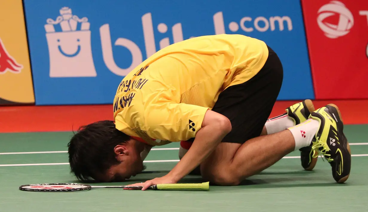 Sujud syukur Mohammad Ahsan atas gelar juara yang diraihnya. Minggu (16/8/2015). (Bola.com/Arief Bagus)