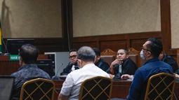 Jaksa Penuntut Umum (JPU) pada Kejaksaan Agung (Kejagung) menuntut tiga hakim pada Pengadilan Negeri (PN) Surabaya yang menjatuhkan vonis bebas untuk pelaku pembunuhan Gregorius Ronald Tannur dalam sidang pembacaan tuntutan di Pengadilan Tindak Pidana Korupsi (Tipikor), Jakarta, Selasa (22/4/2025). (merdeka.com/Arie Basuki)