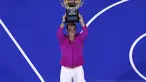 Rafael Nadal dari Spanyol mengangkat trofi usai mengalahkan Daniil Medvedev dari Rusia dalam pertandingan final tunggal putra Tenis Australia Open 2022 di Melbourne, Minggu (31/1/2022). Nadal menang lewat pertarungan lima set dengan skor 2-6, 6-7 (5-7), 6-4, 6-4, dan 7-5. (AP Photo/Tertius Pickard)