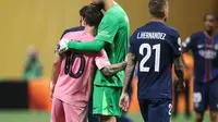 Penyerang Inter Miami, Lionel Messi, dipeluk oleh kiper PSG, Gianluigi Donnarumma, setelah kedua tim bertemu di 16 besar Piala Dunia Antarklub 2025, Senin (30/6/2025) dini hari WIB. PSG berhsil menang telak 4-0 atas Inter Miami dan melangkah ke perempat final. (Alex Grimm/Getty Images/AFP)