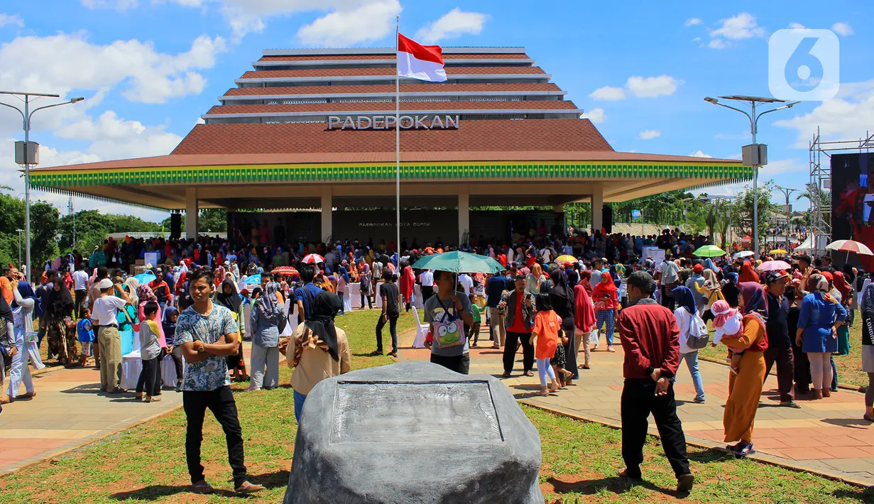 Warga depok berbondong-bondong padati area Alun-Alun Depok yang telah diresmikan oleh Wali Kota Depok Mohammad Idris, Minggu (12/1/2020). Alun-alun depok tersebut dibuat seluas 3,9 Hektare. (Merdeka.com/Muhammad Fayyadh/Magang)
