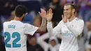 Striker Real Madrid, Gareth Bale, melakukan selebrasi bersama Isco usai mencetak gol ke gawang Celta Vigo pada laga La Liga di Stadion Santiago Bernabeu, Sabtu (12/5/2018). Real Madrid menang 6-0 atas Celta Vigo. (AP/Paul White)