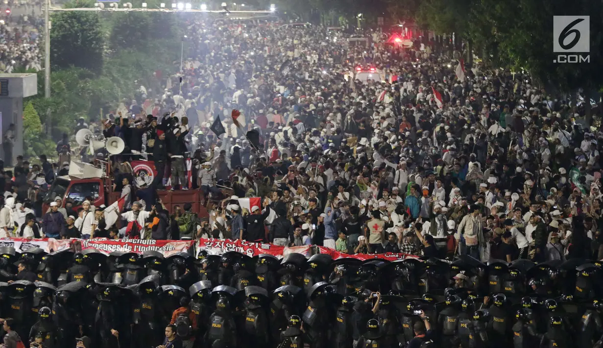 Massa aksi Gerakan Nasional Kedaulatan Rakyat mulai melakukan kericuhan usai berbuka puasa dan salat maghrib berjemaah di perempatan sekitar Gedung Bawaslu, Jakarta, Rabu (22/5/2019). (Liputan6.com/Helmi Fithriansyah)