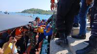 Tim SAR saat mengevakuasi warga negara China yang tenggelam di Long Beach Labuan Bajo (Liputan6.com/Ola Keda)
