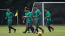 Bek sayap Timnas Indonesia, Abduh Lestaluhu, tampak rileks saat melakukan pemanasan ketika berlatih di Lapangan SPH Karawaci, Banten, Minggu (11/12/2016). (Bola.com/Vitalis Yogi Trisna)