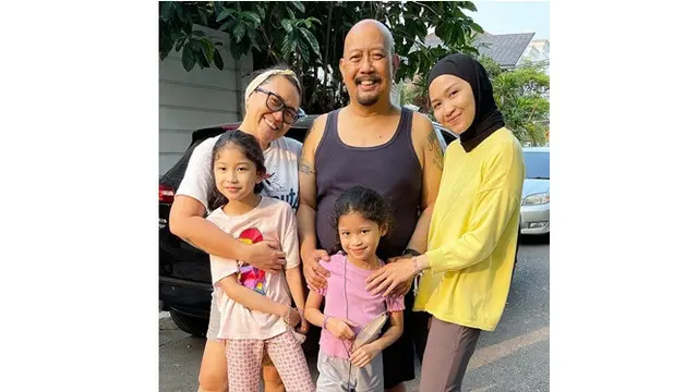 Jadi Kakek Kesayangan, Ini 6 Potret Manis Indro Warkop saat Momong Cucu
