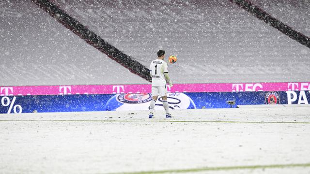 FOTO: Allianz Arena Berselimut Salju Saat Bayern Munchen Tahan Imbang Arminia Bielefeld