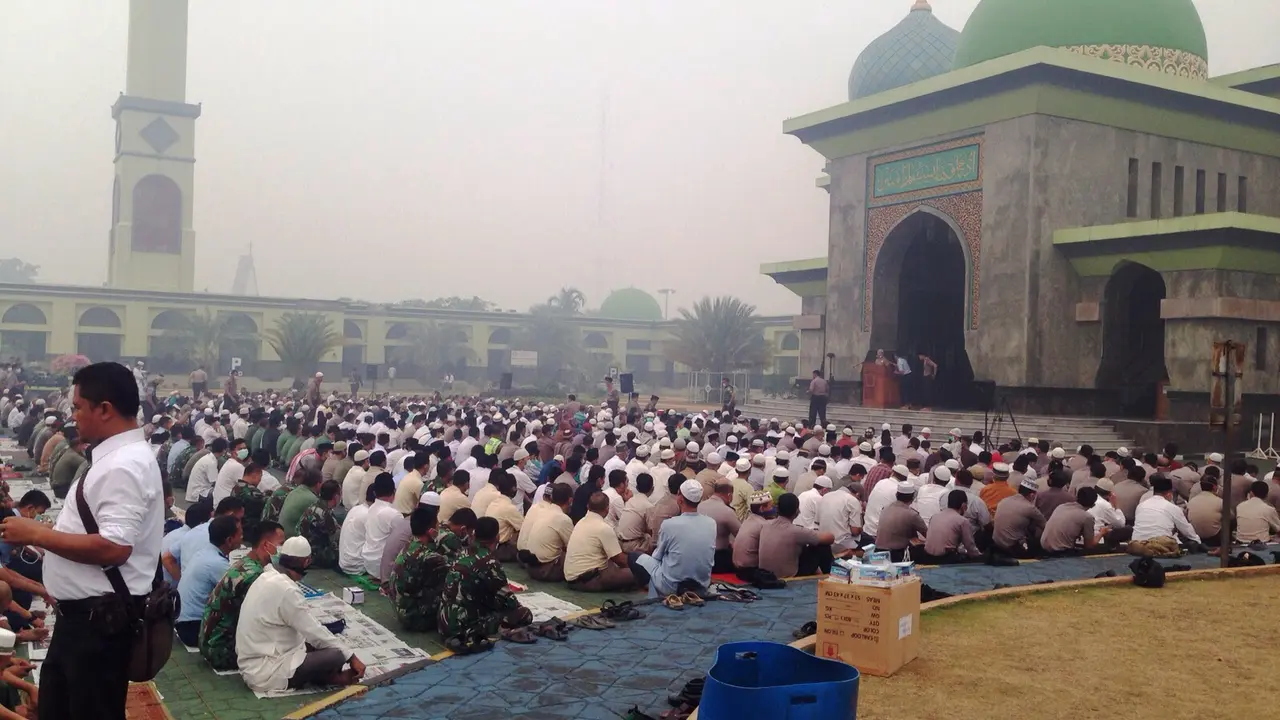 20150907-kabut asap-riau-salat istisqaq