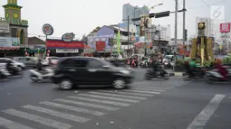 Kondisi lalu lintas di lampu merah persimpangan Ramanda, Depok, Jawa Barat, Rabu (14/8/2019). Pemutaran lagu Wali Kota Depok Mohammad Idris di lampu merah tersebut sebagai bagian dari konsep Joyful Traffic Management (Jotram). (Liputan6.com/Immanuel Antonius)