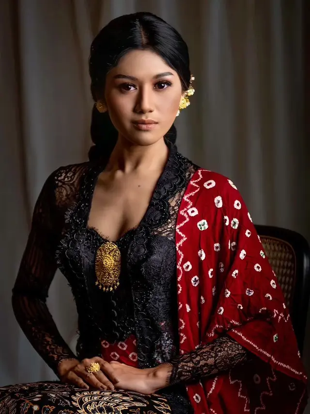 8 Pesona Ayu Erina Gudono, Kekasih Kaesang Pangarep dalam Balutan Kain Tradisional