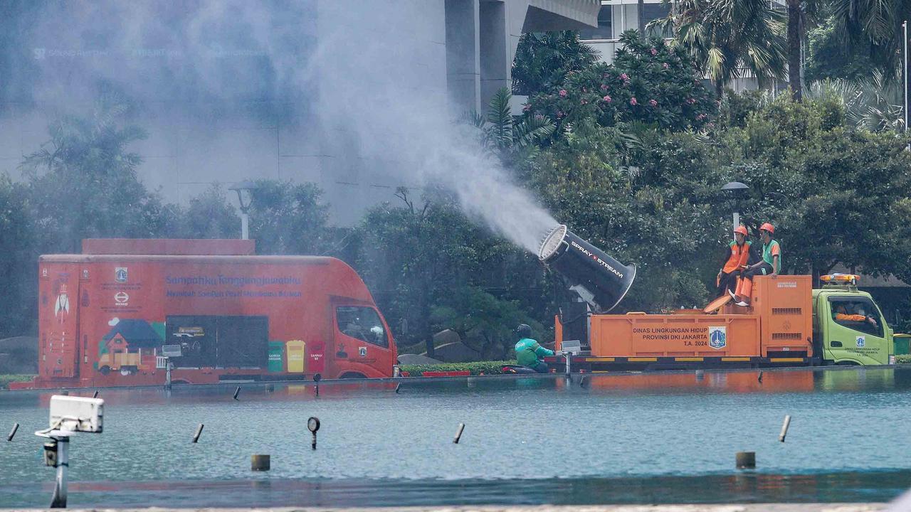 FOTO:  Ribuan Liter Water Mist Disemprotkan untuk Kurangi Polusi Jakarta