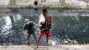 Petugas Animal Rescue membawa anjing setelah terjebak di gorong-gorong kali Gresik, Menteng, Jakarta Pusat, Rabu (23/5). Anjing ini terjebak selama 3 hari dan dibawa ke tempat penampungan. (Liputan6.com/Arya Manggala)