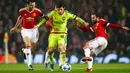 Gelandang CSKA Moscow, Alan Dzagoev (tengah) berusaha melewati dua pemain Manchester United pada liga champions di stadion Old Trafford,Inggris (3/11). Manchester United menang atas CSKA Moscow dengan skor 1-0. (Reuters/Darren Staples)