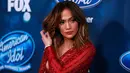 Penyanyi Jennifer Lopez merapihkan rambutnya saat menghadiri pesta finalis "American Idol XV" di Hollywood Barat, California (25/2). J-Lo tampil cantik dengan tatanan rambut yang dibiarkan terurai rapi. (REUTERS/Mario Anzuoni)