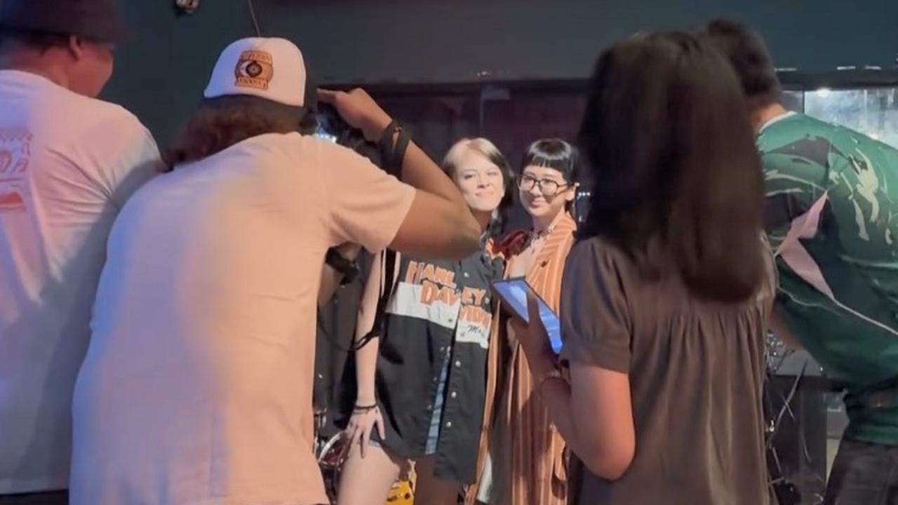Momen Feni Rose Nonton Anaknya Manggung di Cafe, Duduk Sebelahan bak Bestie
