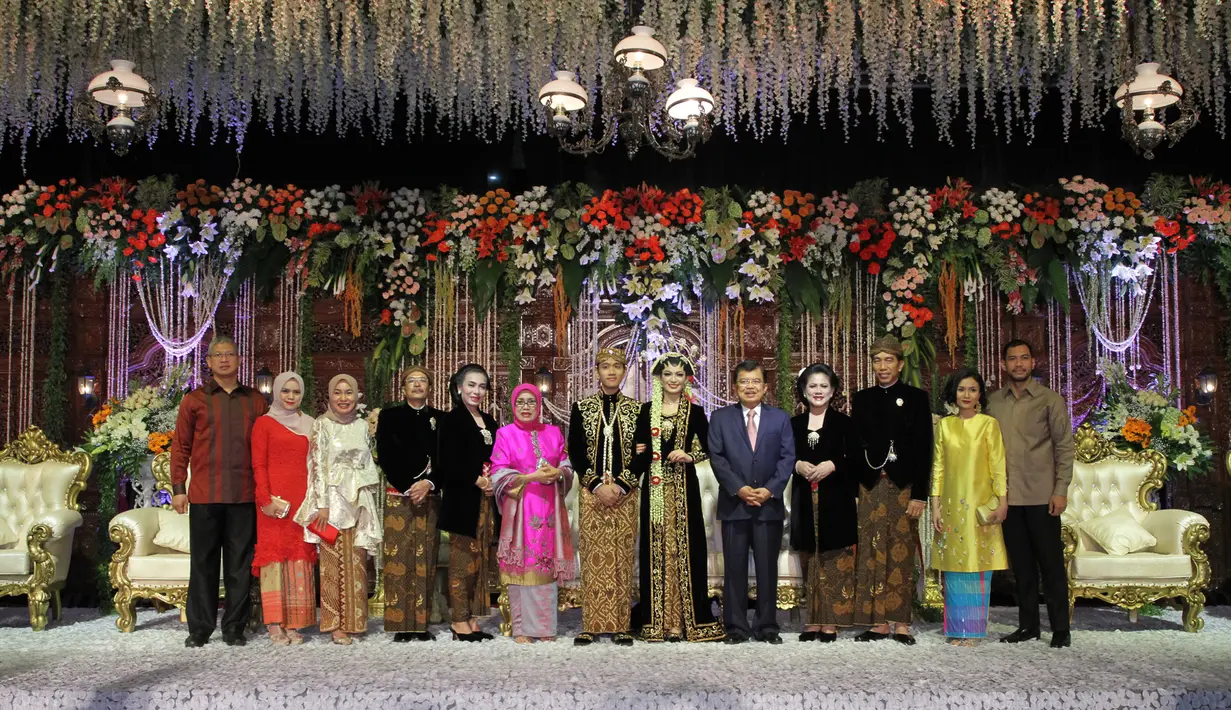 Gibran Rakabuming dan Selvi Ananda berfoto dengan Wakil Presiden Jusuf Kalla beserta istri. (Galih W. Satria/Bintang.com)