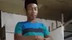 Entah apa yang ada dipikiran pria ini sehingga melakukan aksi yang terkesan melecehkan, yaitu salat sambil joget.