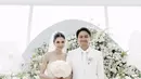 Mikha Tambayong pakai gaun pengantin mendiang sang mama untuk hari pernikahannya. [@miktambayong]