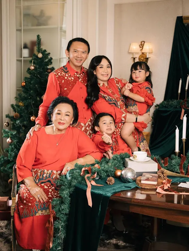 6 Potret Gaya Ahok dan Puput Nastiti di Perayaan Natal 2023, Berbatik Nuansa Merah