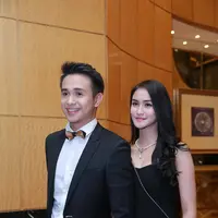 Tampil kompak dengan sang kekasih, Ajun Perwira dan Nadya Fricella memilih tema hitam sebagai busana untuk menghadiri resepsi pernikaha Glenn Alinskie dan Chelsea Olivia  di Hotel Mulia, Jakarta Pusat, Sabtu (3/10/2015). (Galih W. Satria/Bintang.com)