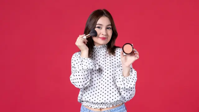 Ingin Makeup Tahan Lama di Acara Outdoor? Ini Tips agar Makeup Awet dan Tidak Luntur saat Cuaca Panas! (Foto: Freepik/KamranAydinov)