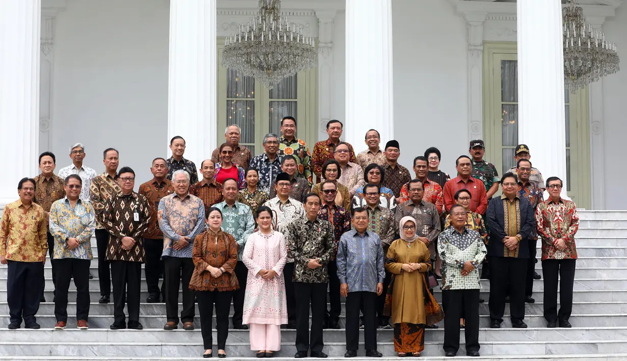 Presiden Joko Widodo bersama Ibu Iriana Joko Widodo dan Wapres Jusuf Kalla bersama Ibu Mufidah Jusuf Kalla foto bersama sejumlah Menteri Kabinet Kerja Periode 2014-2019 saat acara perpisahan di Istana Negara, Jakarta, Jumat (18/10/2019). (Istimewa)