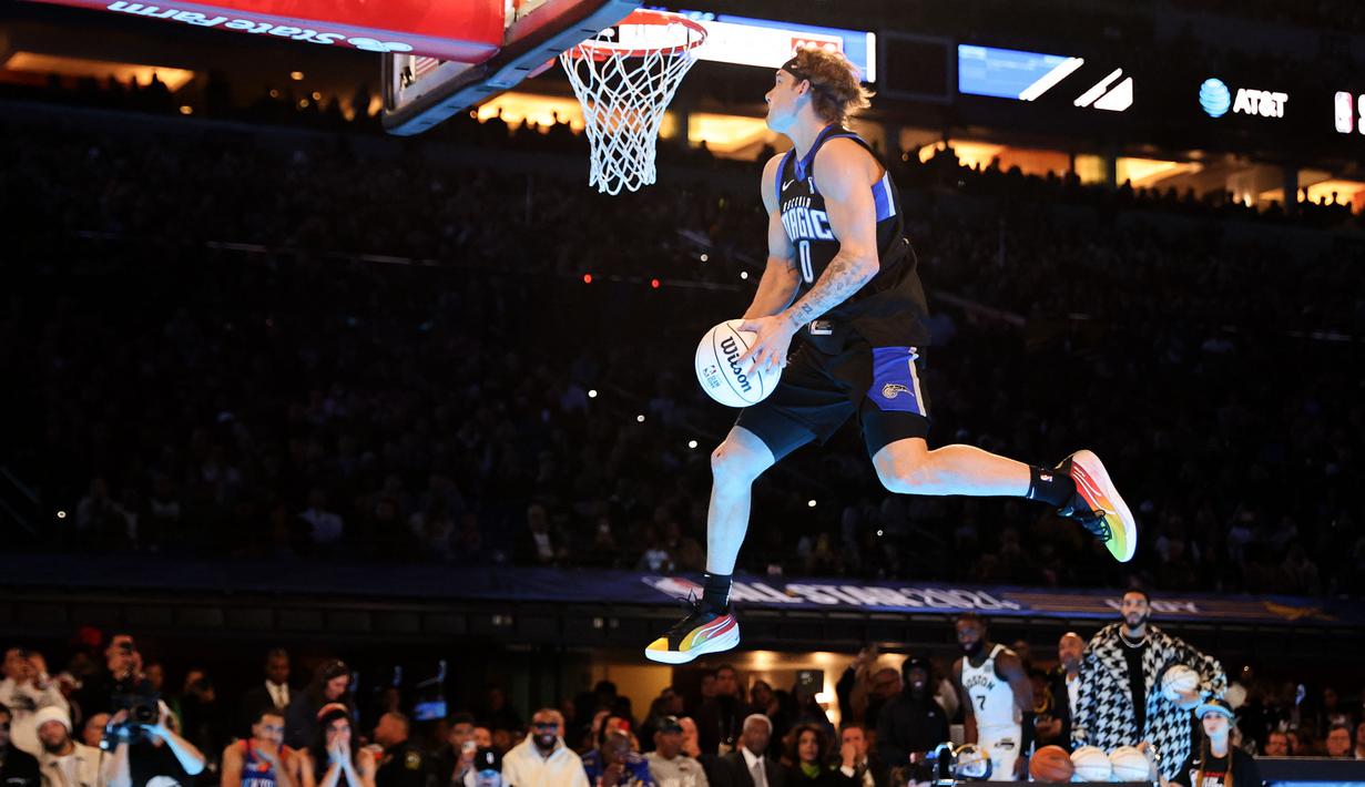 Pemain Osceola Magic, Mac McClung beraksi saat kontes Slam Dunk di NBA All Star 2024 di Lucas Oil Stadium, Indianapolis, Amerika Serikat, Minggu (18/02/2024). (AFP/Getty Images/Stacy Revere)