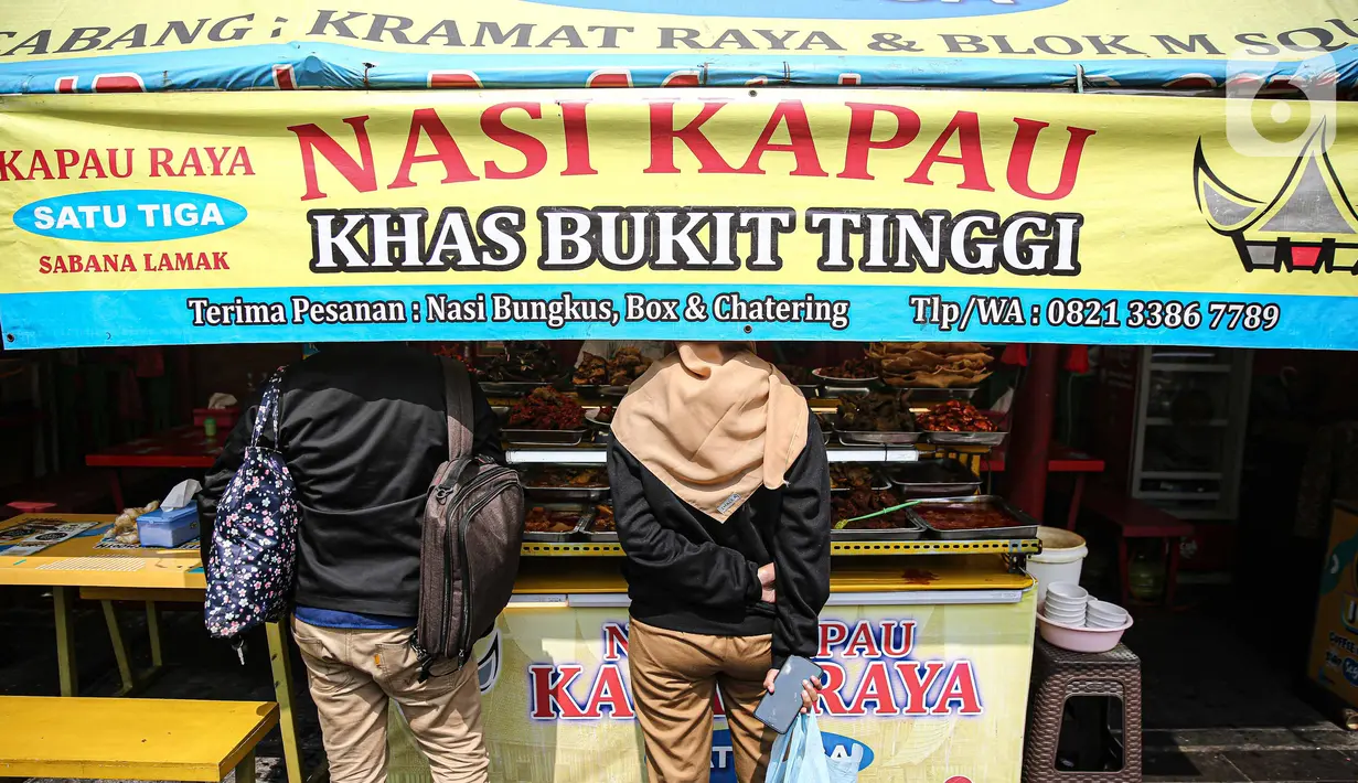 Suasana warung nasi kapau di kawasan Senen, Jakarta Pusat, Senin (19/10/2020). Pelonggaran pembatasan sosial berskala besar (PSBB) kembali ke fase transisi disambut baik oleh para pelaku usaha kuliner karena pengunjung dapat kembali bersantap di tempat. (Liputan6.com/Faizal Fanani)