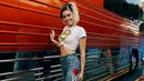 Rona bahagia tengah bersama Miley Cyrus lantaran usianya baru genap 25 tahun pada Rabu, 22 November 2017. Namun, di tengah kebahagiaannya justru muncul kabar miring soal dirinya, Miley disebut sedang hamil. (Instagram/miley cyrus)