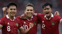 Dari kiri ke kanan: Pemain Timnas Indonesia, Witan Sulaeman, Egy Maulana Vikri, dan Pratama Arhan merayakan gol kedua timnya&nbsp;saat laga Grup A Piala AFF 2022 antara Timnas Indonesia melawan Timnas Kamboja yang berlangsung di Stadion Utama Gelora Bung Karno (SUGBK), Jakarta, Jumat (23/12/2022). (Bola.com/Bagaskara Lazuardi)